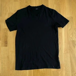 T-shirt svart  - Svart t-shirt! Bra skick 