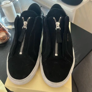 Axel Arigato - Storlek 43  Bra skick (Kvitto, Dustbag & Skolåda finns) Köpare står för frakt