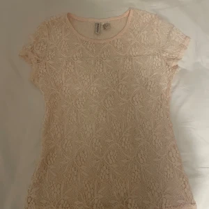 Spets T-shirt - Jätte fin spets T-shirt i ljus rosa💗