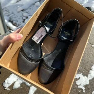 Skor från  - Skor från Camper. Inköpta för över 10 år sedan, har ej använts på många många år. De har sällan använts och de planerades att säljas för 450kr men det blev aldrig av. Säljs nu för 250kr ❤️ 