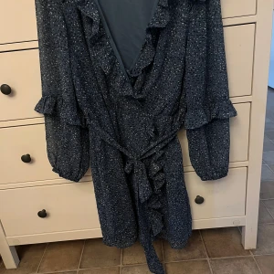 En fin klänning  - Klänningen är endast provat så är nyskick! 