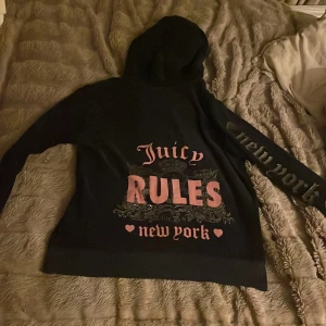 vintage juicy couture tröja/kofta - KÖP IT DIREKT KP FÖR PRIS mörkblå gammal juicy kofta står xl men dene krympt så mer som en Medium i storleken  