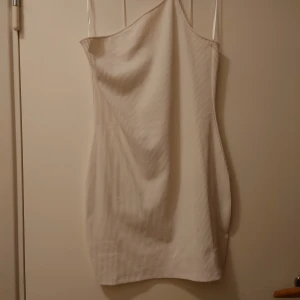 Vit klänning  - Använd 1 gång säljer även en i svart Mycket bra skick, som ny