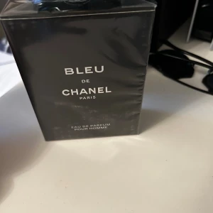 Bleu de Chanel  - Oöppnad då jag redan har en parfym av denna. Fått i gåva. 100ml
