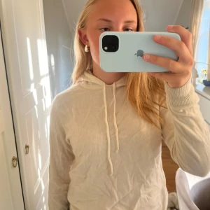 Softgoat tröja - Tröja från softgoat i strl S. Har några små hål som jag har sytt igen, som knappt syns. Därav billigt pris! Skriv för bilder på defekterna🥰