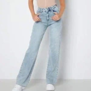 Jeans - Oanvända jeans från bubbleroom. Tanken med dessa jeans är att man kan klippa av dom till den längd man vill ha. Jag klippte av till den längd jag ville ha (jag är 165 cm). 