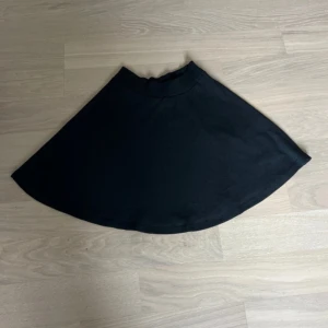 Svart kjol  - Svart kjol från Lager 157, Mycket bra skick & Storlek XS/S
