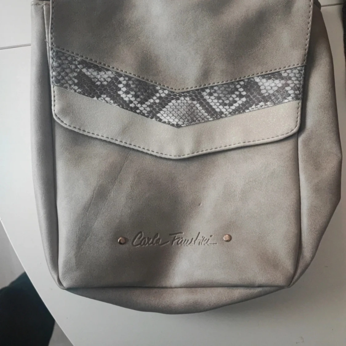 Grå axelväska från Carla Faustini - 90