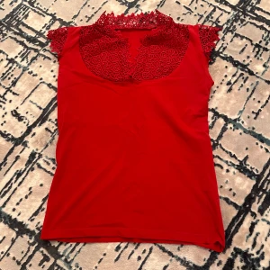 Röd tshirt - Säljer denna söta röda T-shirten. Har aldrig använt🌝