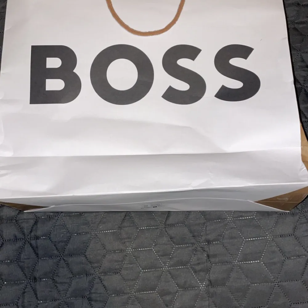 En blå Hugo boss hoodie äkta stl s fint skick köpte för 2500kr. Hoodies.