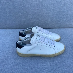 Saint Laurent  - Tja säljer ett par saint laurent skor i storlek 40.5. Skicket är 9/10 vid frågor är de bara att skriva🙌