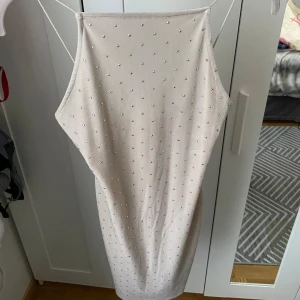 Beige klänning - Säljer denna klänningen från H&m då jag inte längre använder den, klänningen är endast använd 2 gånger.