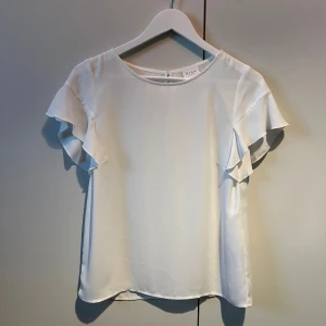 Blus xs - Vit blus från Vila, knappt använd.