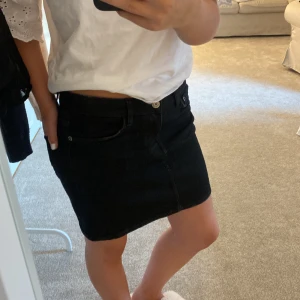 Svart jeanskjol  - Säljer den här snygga jeanskjolen som inte kommer till andväning. Köpt begagnad men kommer ursprungligen ifrån hm. (Storleken är 36)❤️❤️