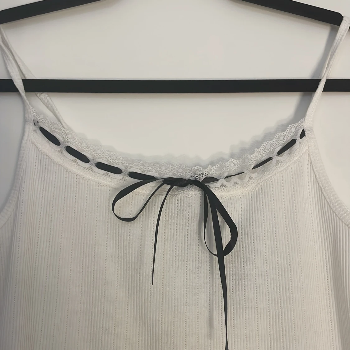 Linne med rosett och spets - 90