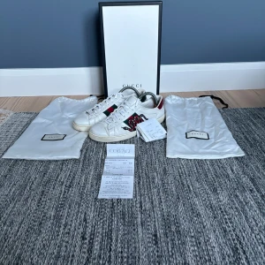 Gucci skor - Tja, säljer ett par riktigt feta Gucci skor som jag inte använder längre. ALLT og med kommer, dustbag,box,kvitto,kort, osv.  | Storlek:41 men passar mig som har 42.  | skick 8/10|  Mitt pris: 2399kr | Ny pris: 6000kr.  Prisa går att diskutera!