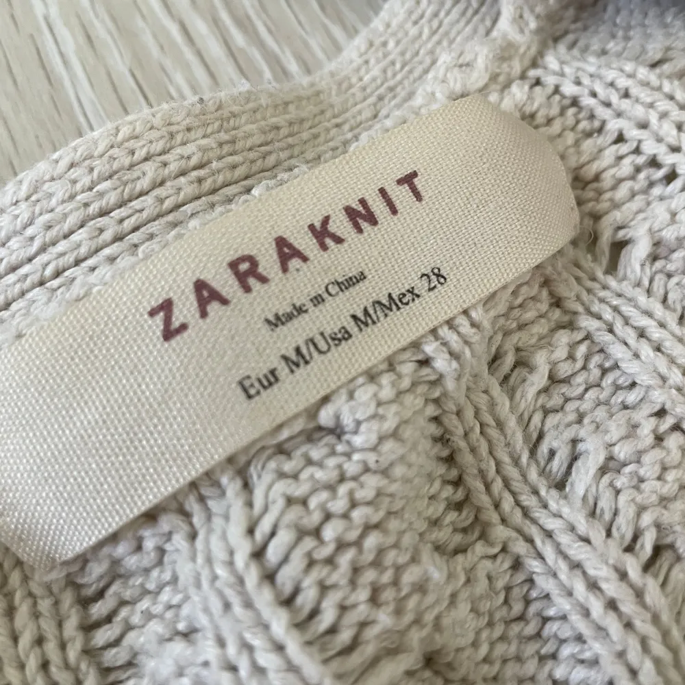 Beige stickad kofta från Zara. Inte använd på länge utan har bara hängt i garderoben. Storlek M men mycket liten i storleken. Passar mer Storlek S eller XS. . Tröjor & Koftor.