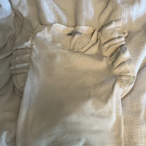 Zara topp  - Säljer nu denna jätte söta topp från zara då den inte används längre för den är för liten , kontakta vid frågor eller för fler bilder