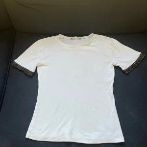 Zara T-shirt - T-shirt från zara använd ett fåtal gånger, storlek s, säljer för att den är för liten, finns inte på zaras hemsida längre Pris kan diskuteras ❤️