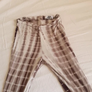 Tiger mist - Bra kvalitet, sköna o ha på sig. Och fina, men kan inte behålla dem för jag har för många av dessa:). Och så har jag bara haft på mig dem bara en gång.