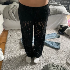 Svarta spetsbyxor - Säljer mina svarta spetsbyxor från zara