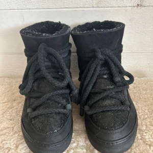 Inuikii skor - Fina inuikii skor med svarta paljetter på, använda men fint skick❤️ pris är diskuterbart 