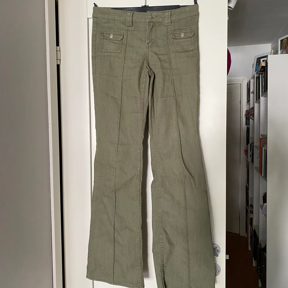 Populära gröna jeans från HM, så coola i storlek 36 motsvarande S. Mycket bra skick som nya. . Jeans & Byxor.