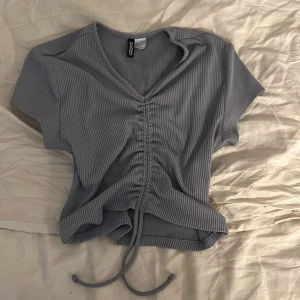 Topp - Grå topp från hm med dragsko