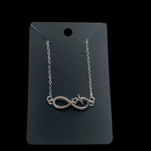 olyvia necklace silver - jättefint silver halsband som är gjort av rostfritt stål!