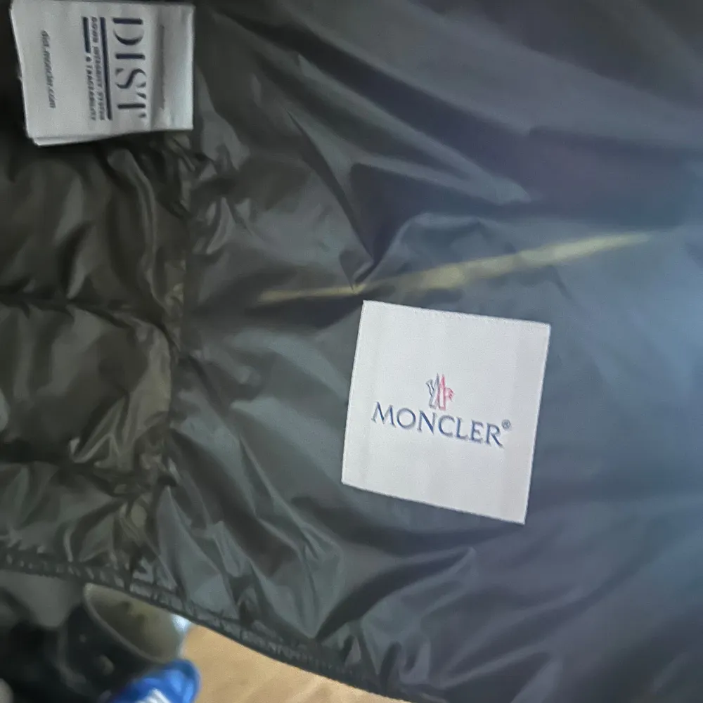 Grön moncler väst . Jackor.