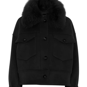 Meotine kappa  - Säljer denna sjukt fina kappan då ja tröttnat på den. Jackan är i ett fint skick, extra knappar med följer. Jackan är slutsåld på hemsidan, och köptes för drygt 3000kr.