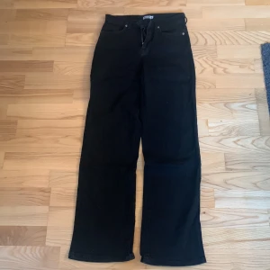 Svarta jeans - Säljer ett par svarta jeans från Madlady som tyvär inte kommer till användning. Väldigt bra skick då dem knappast är använda❤️