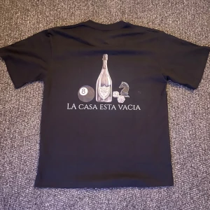 T-shirt - Helt ny T-shirt aldrig andvänd köpt från ett ny öppnat klädmärke har ganska många hemma därför säljer jag den hör av dig om du har några frågor