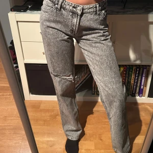 Gråa jeans - Snygga, raka, mid/lowwaist gråa jeans som inte kommer till användning. 