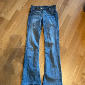 Lågmidjade blåa jeans  - Ifrån h&m, finns inte kvar längre. Storlek 34, väldigt fint skick! 