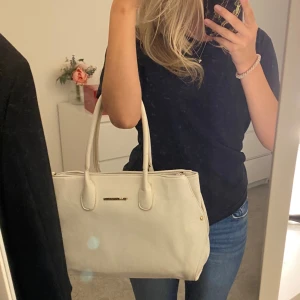 Vit väska  - Säljer denna söta vita väska! Lite slitage på banden (se bild) annars bra men använd! Kom privat för frågor osv! Tryck gärna på ”köp nu”🩷