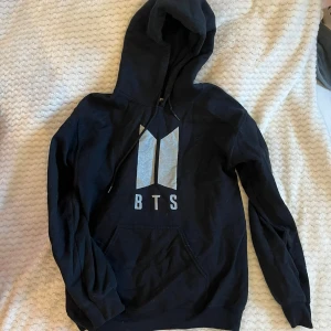 BTS hoodie - Gammal bts hoodie, inte jätteanvänd. Mysigt material!