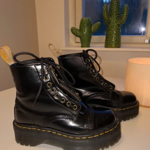 Dr martens Sinclair  - Det är nu dags att göra sig av med mina favoriter då de mest bara har stått🥺 Några repor finns som man kan se på bild. Men dom är i gott skick. 