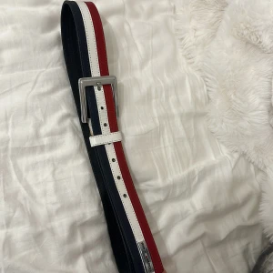 Tommy hilfiger bälte  - En Tommy hilfiger bälte i toppskick. Passar med mycket och är knappt använt. Skriv priv vid köp elr frågor. Pris KAN diskuteras.
