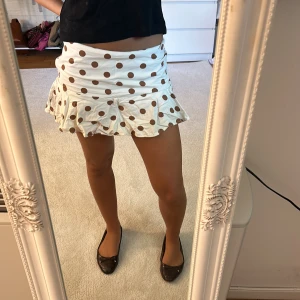 Volang kjol  - Jättefin prickig volang kjol!!