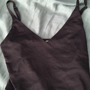 Två toppar, vit och svart - Två linnen/toppar från Newyorker, storlek XS och XXS, inga skador, bra skick 