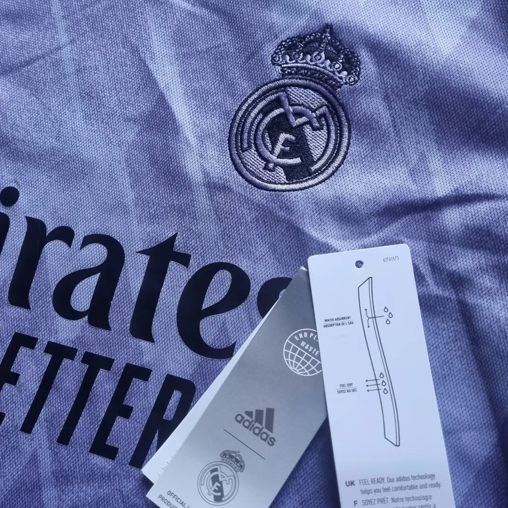 En riktigt fin Real Madrid Fotbollströja använd max 3 gånger. Storlek S ( Kan möjligtvis passa M) Tags medföljer sidan om. Hör av er vid frågor eller funderingar!. T-shirts.