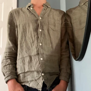 Skjorta  - Skön grön linneskjorta från gant. Rätt så anvönd men Inga hål eller märken. Nypris: 750kr