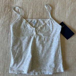 Topp - Söt topp ifrån Brandy Melville. Aldrig använd med prislappen kvar 💓