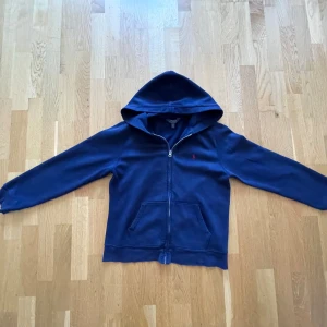 Ralph lauren zip - Säljer denna Ralph lauren zip up flisen i barnsotrleken L för folk mellan 14-16 år. Flisen är i ok skick, den har bara fått lite stretch i midjan men annars ser den fin ut. Skriv gärna om du har följande frågor 😁 