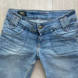 Lee jeans - Säljer dessa lågmidjade jeans då dem inte passade mig i längden! Innerbans längd: 78 cm Midja tvärs över: 38 cm💞