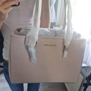 Super snygg Michael Kors handväska i färgen Soft Pink. Riktigt Läder. Aldrig använd och har lappen på. Skoldator får plats i den också. Skriv om ni vill ha fler bilder eller mått