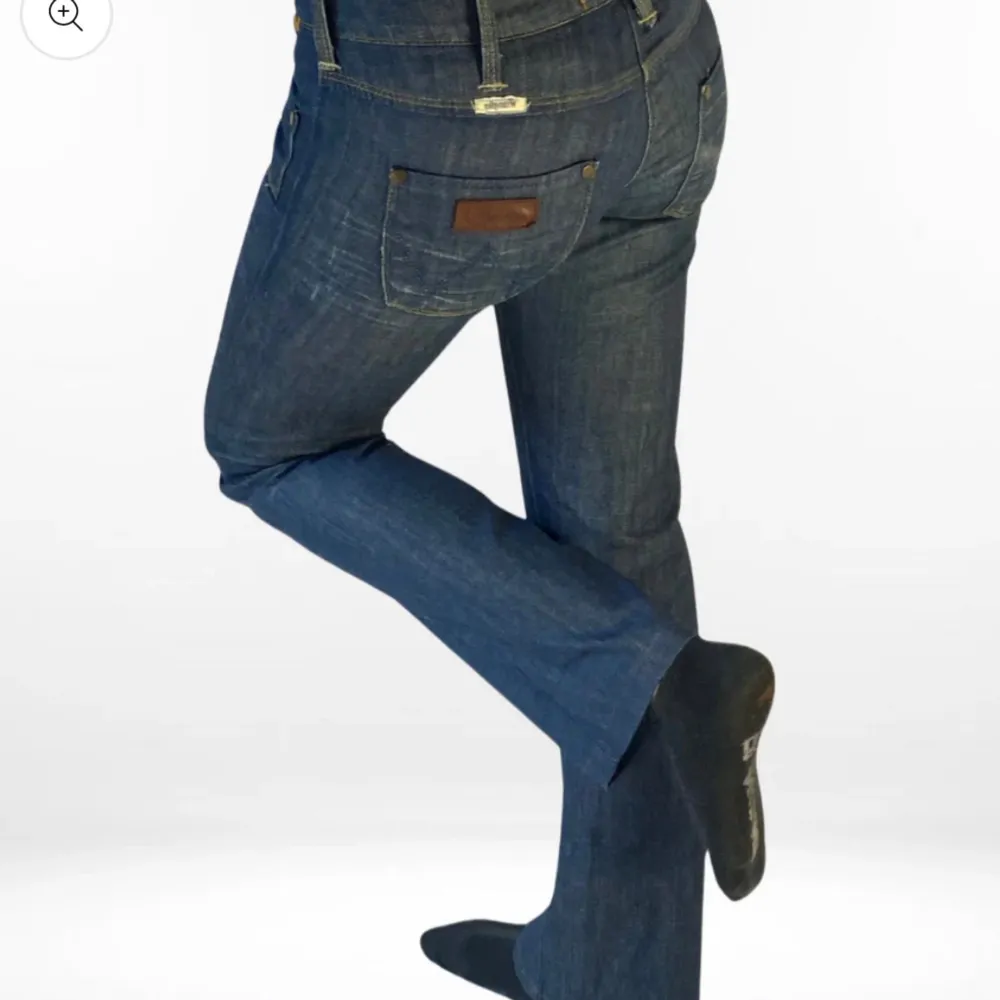 Jätte snygga lågmidjade bootcut jeans från Wrangler köpta ifrån Plick | jätte fint sick. Midjemåttet är 36 cm tvärs över och innerbenslängden är 78 cm💕. Jeans & Byxor.