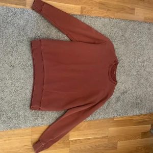 Brandymelville  - Säljer denna fina brandy Melville tröja i nyskick. Den passar både xs, s och m då den är oversized. 