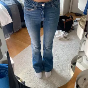 Väl använda jeans, inga deflekter! Kom privat för fler bilder/frågor❤️ nypris 500kr